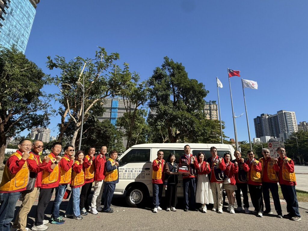 捐贈復康巴士、消防警備車 國際獅子會300c-1區溫暖台中