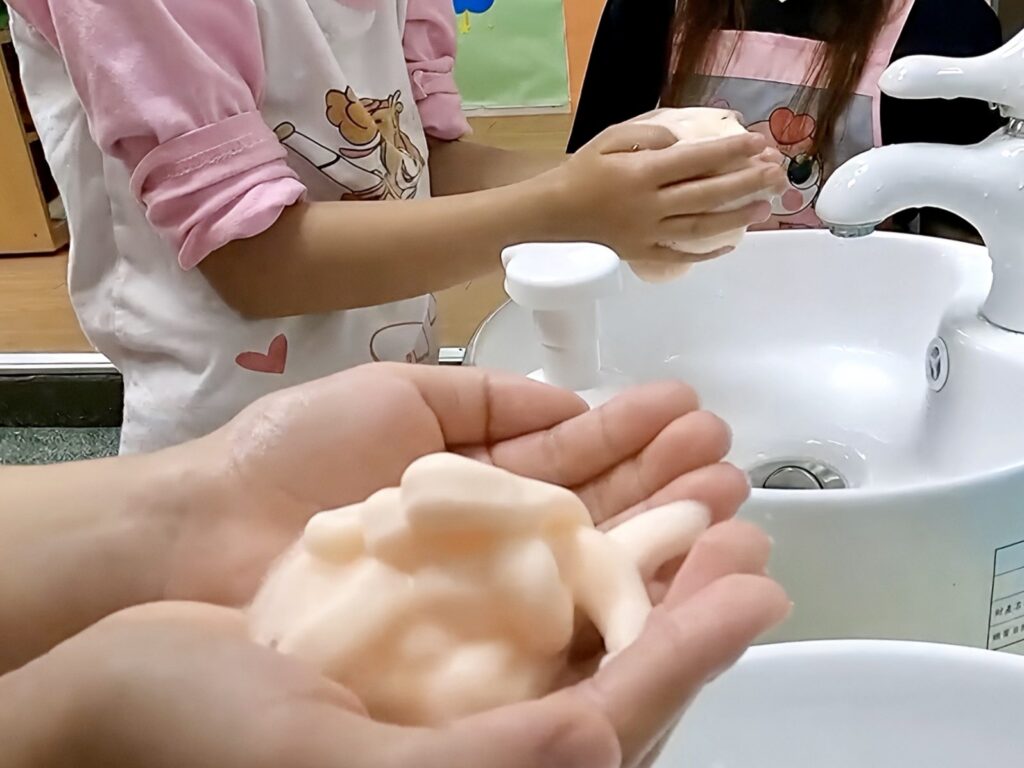 橘子工坊「變色泡泡洗手慕斯」校園巡迴登場