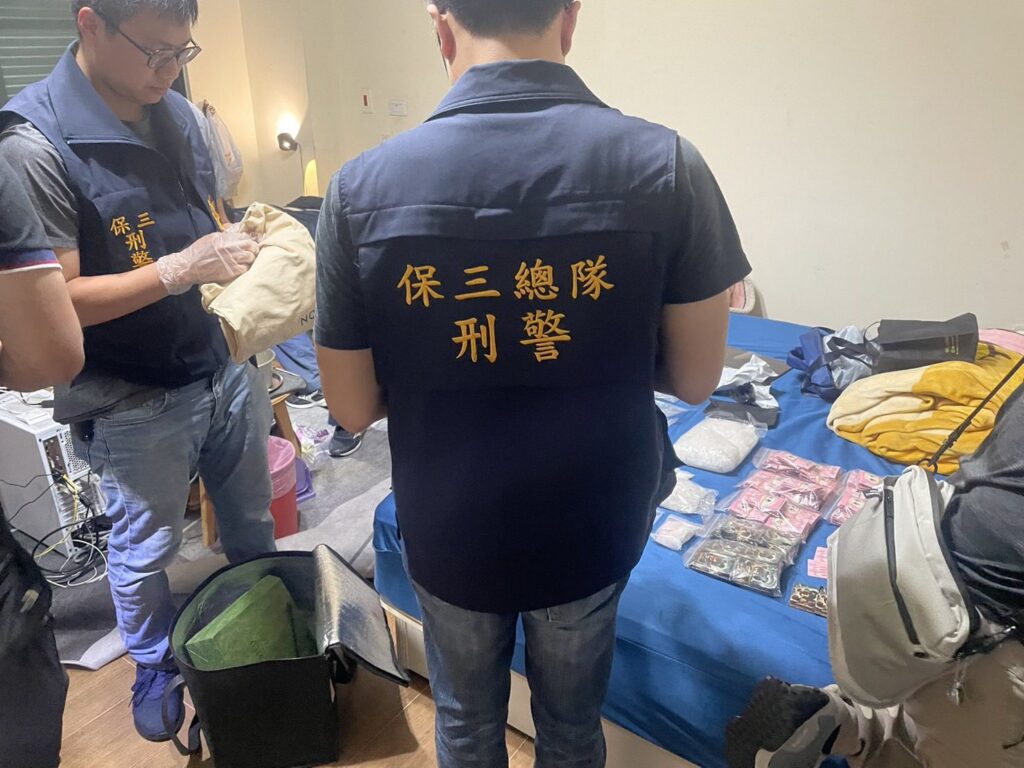 保三總隊掃毒連破2製毒分裝廠　查獲越籍分裝師、槍枝及百萬現金