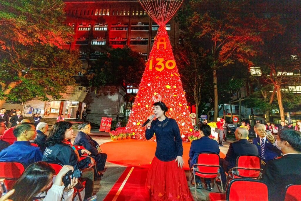 紅運當頭！-15米巨型聖誕樹點亮國北教大　金蛇年迎來最火紅聖誕季！