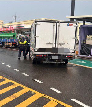 物流車拋錨於路中　和美警方及時伸手解危