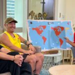 迎接11-週年五大洲拼圖完成-坤達在鏡頭前壓力好大