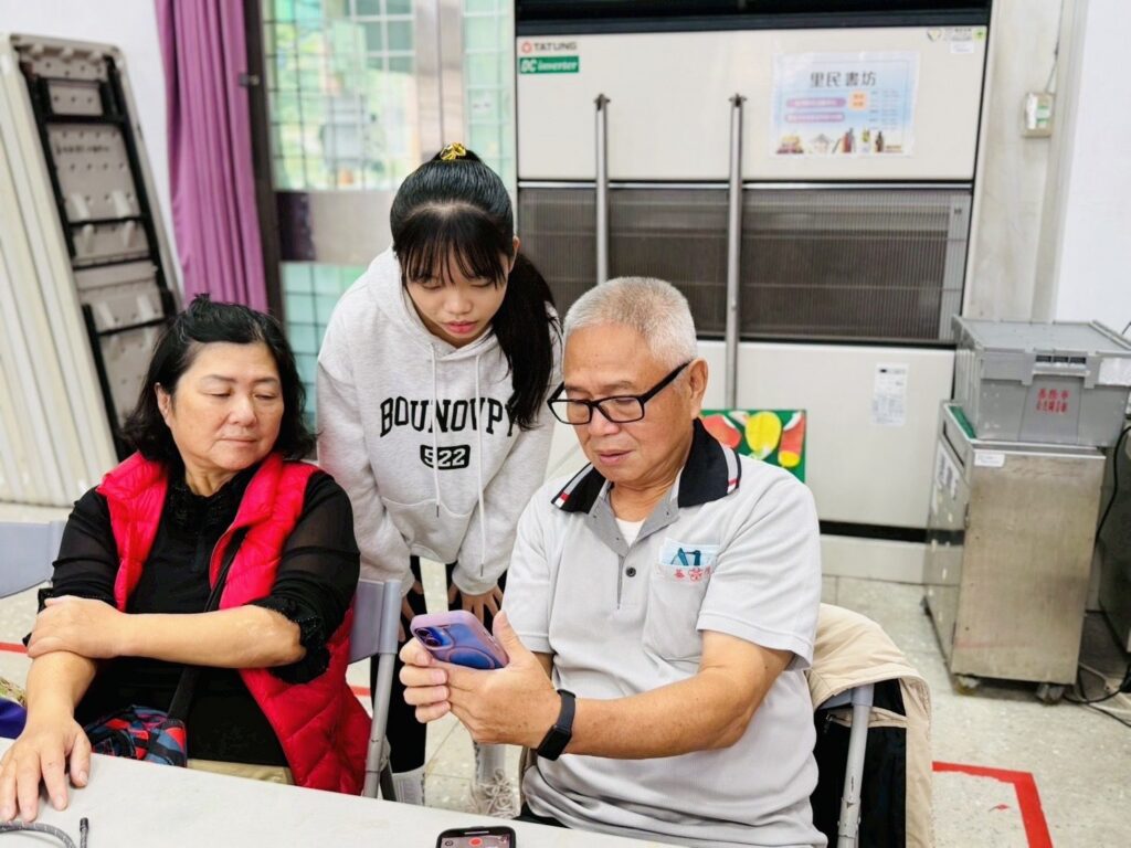 愛在社區蔓延！基隆兒少關懷大使陪伴長者探索3c新世界