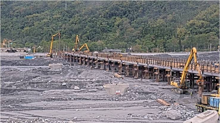 台9線馬太鞍溪鋼便橋搶修超前　交通部慰勞工班盼下月底完工