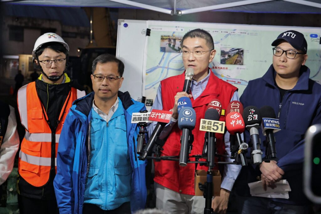 謝國樑勘查水污染清理　宣布補助項目納入「濾芯更換費用」