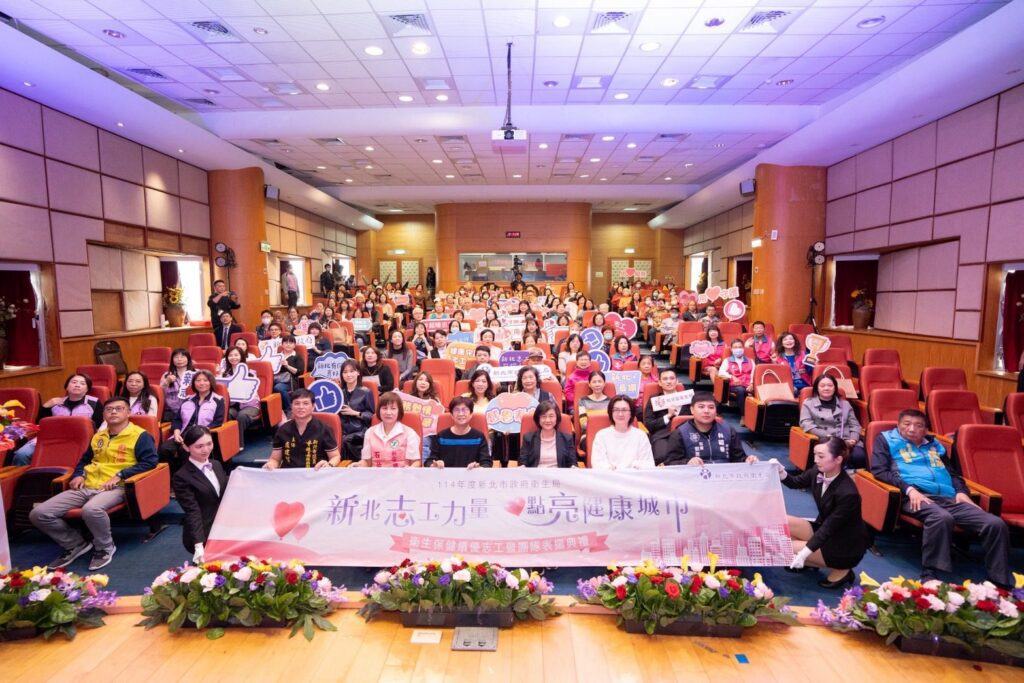 新北市衛生保健志工服務逾500萬人次，衛生局長陳潤秋頒獎表揚