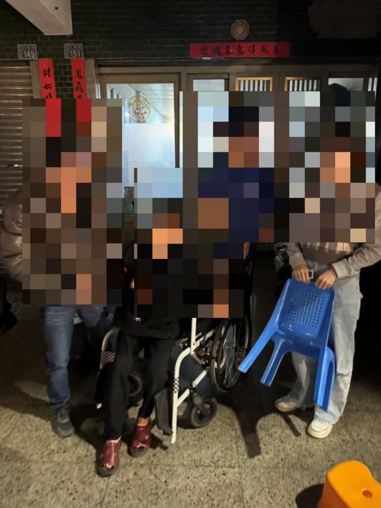 失智老翁倒臥路旁　鹿港暖警協助護送返家　備受讚許