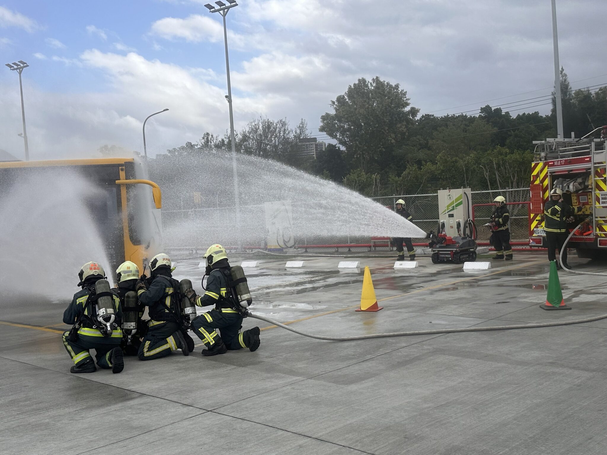 電動公車火警模擬上場！北市跨局處操演充電樁與行駛起火應變