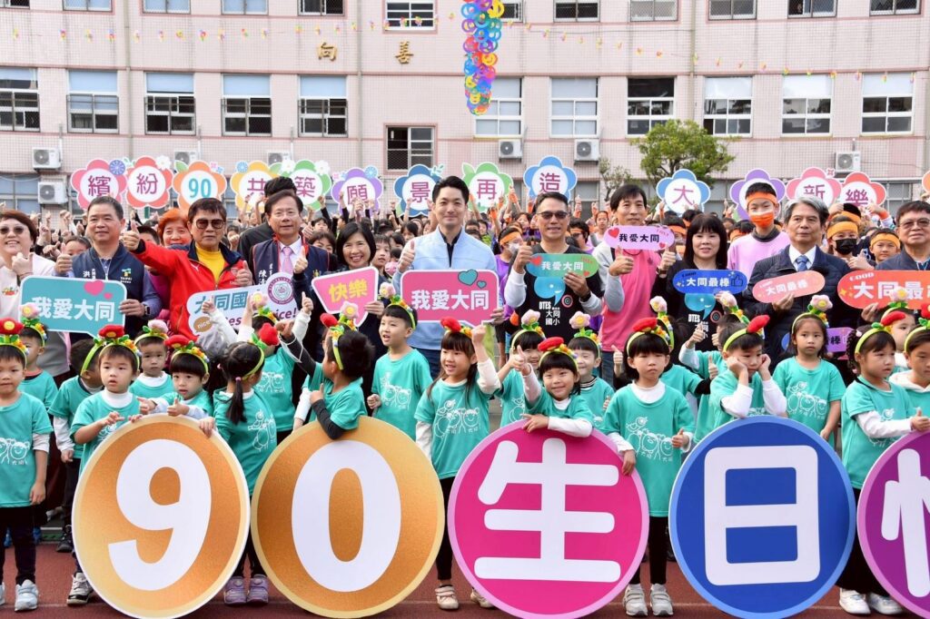 蔣萬安連趕兩校慶　宣布生生喝鮮奶將擴大至國中