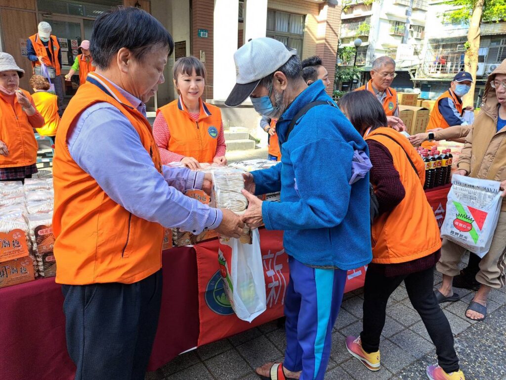 三重區嘉義同鄉會響應好日子愛心大平台 連續第6年致贈民生物資助弱勢