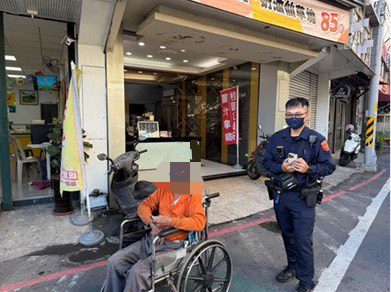 和美波麗士助迷途翁!護送體力不支長者返家