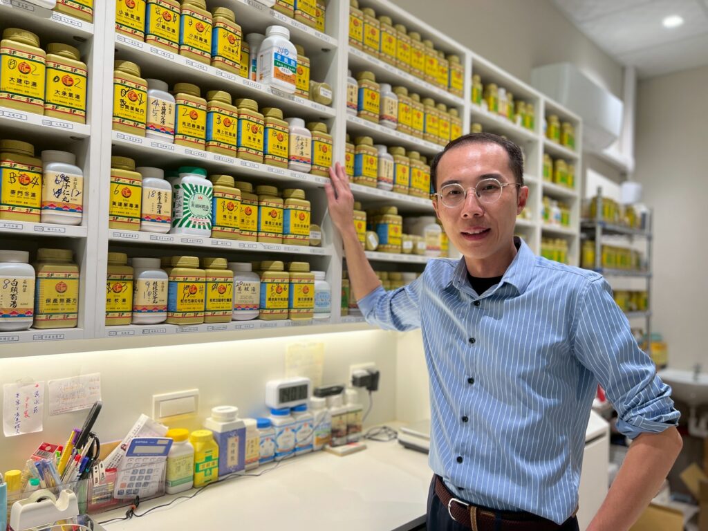 中西醫雙執照醫師,陳俊次;為何選擇投入中醫?-—在《寬心堂》重新看見醫療的初心與人情味