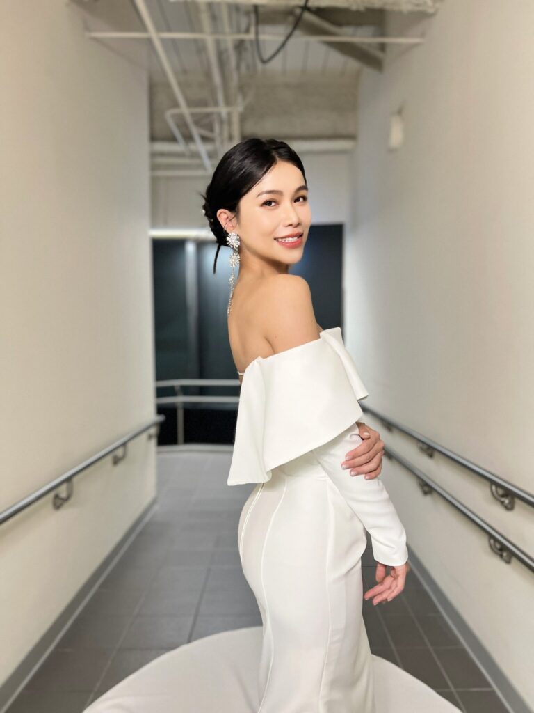 林芯儀化身白色歌姬-壓軸登上-ifbb-pro-亞錦賽舞台演唱