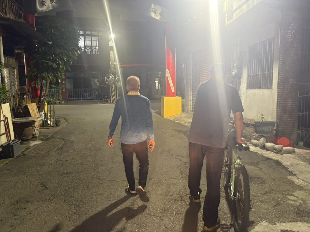 員林警化身「暖心護送員」　陪迷途老翁平安返家