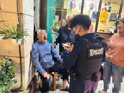 和美警助夫妻重逢!迷失老翁平安回到妻身邊