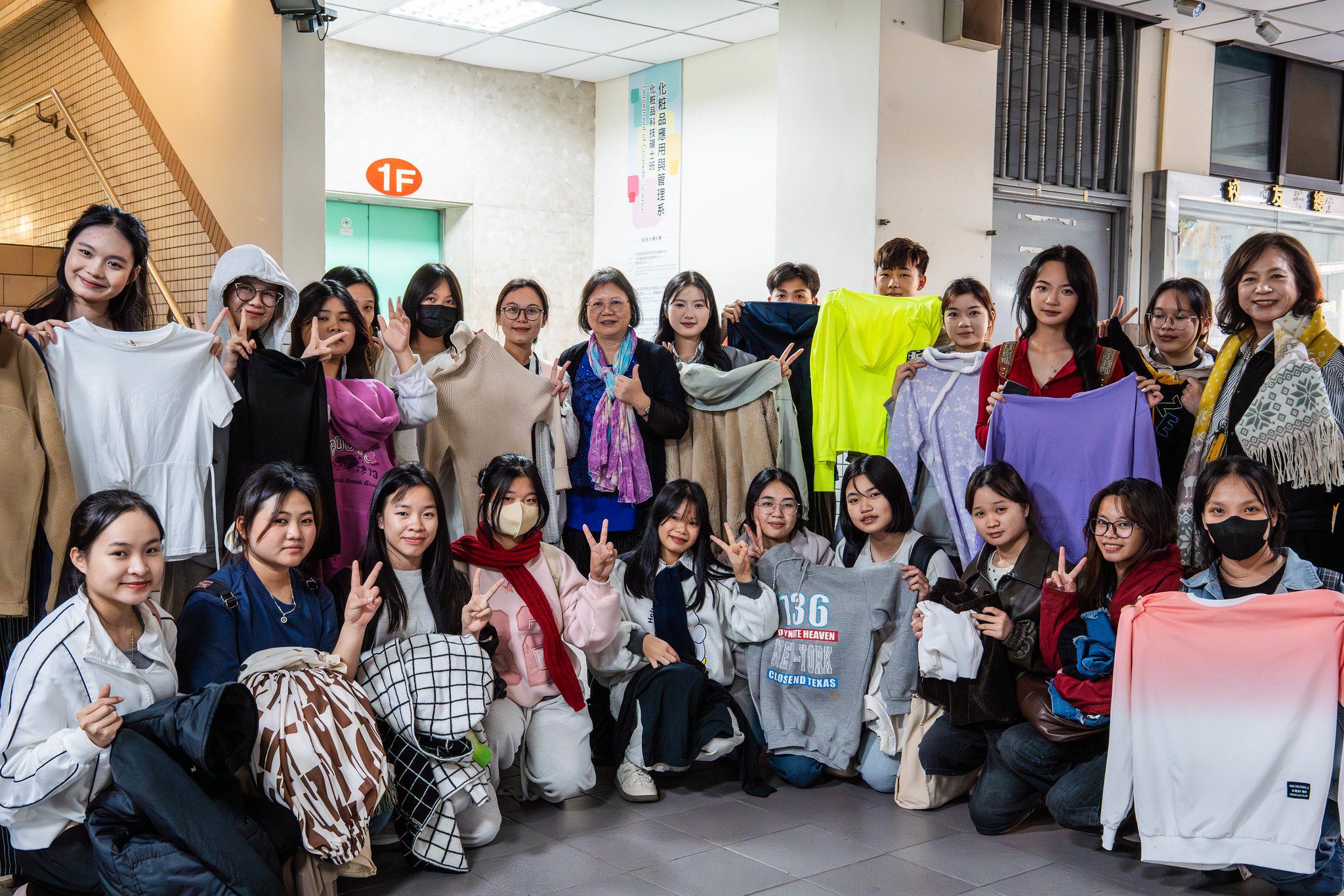 冷氣團來襲-嘉藥粧品師生送暖-募冬衣助越生暖心過冬