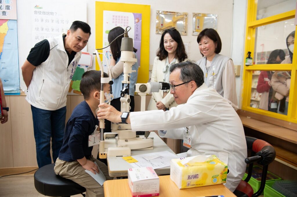 嘉義市啟動幼兒園散瞳視力篩檢 醫療團隊進校守護學前視力健康