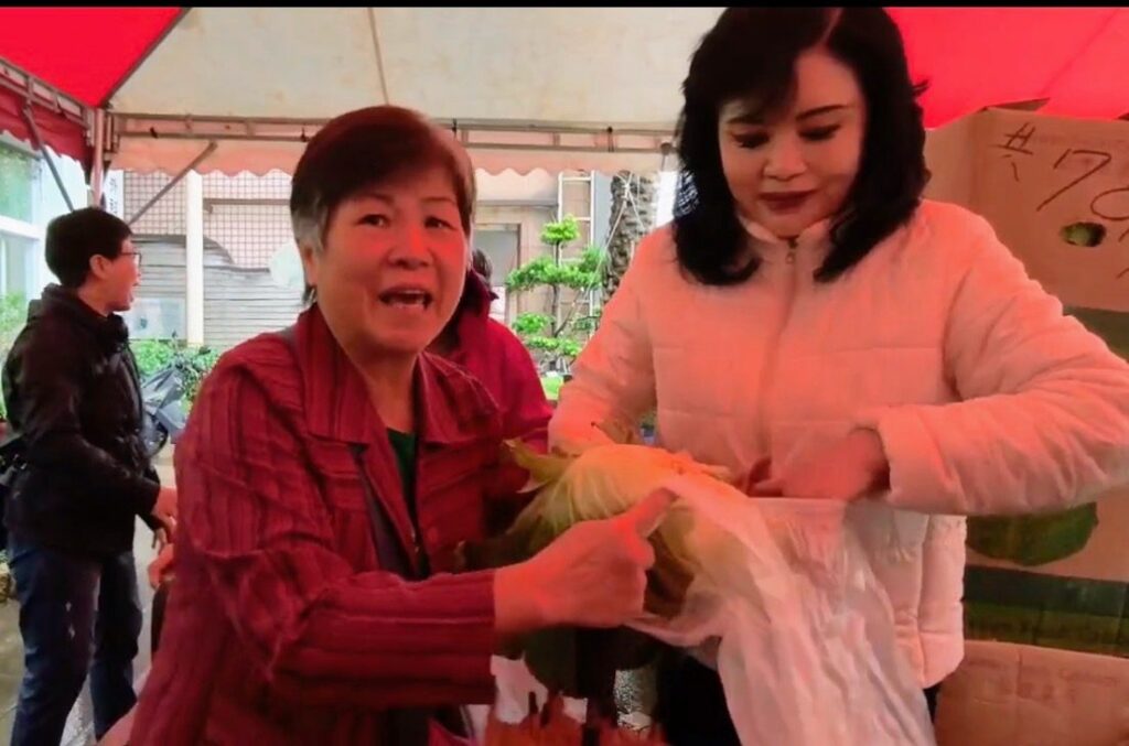 讓菜農不愁、市民加菜!白右筠捐千顆高麗菜傳遞基隆溫情