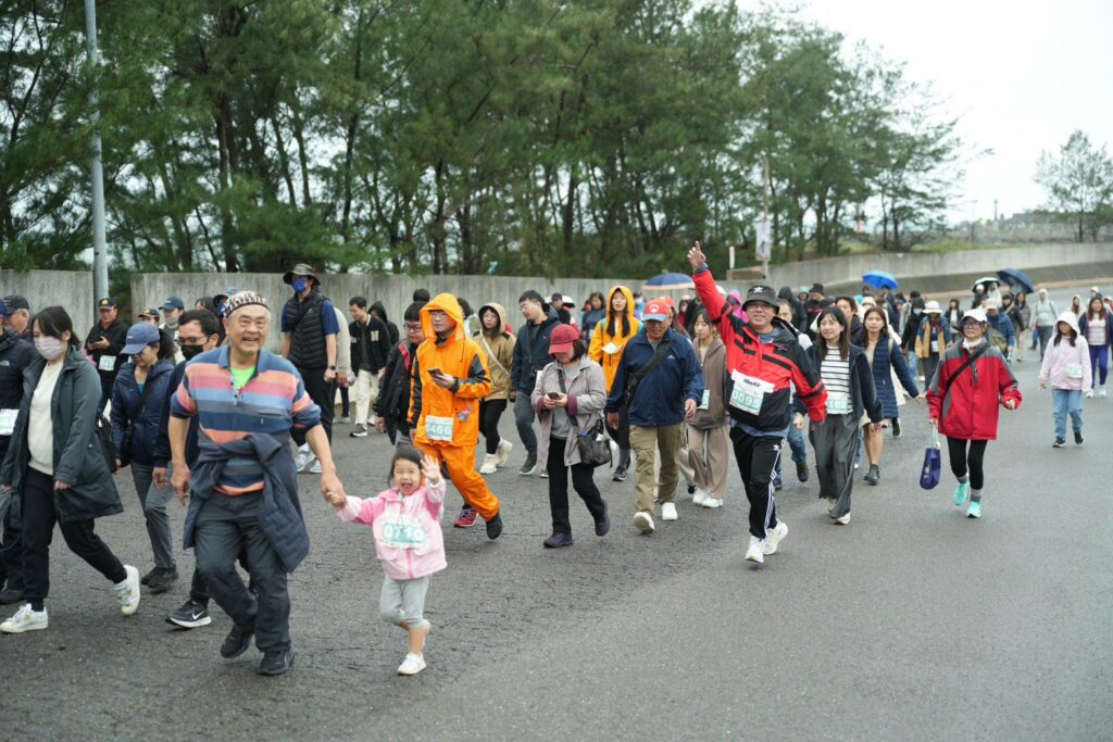 美麗金山走跑活動千人響應 風雨中跑在最美金山線