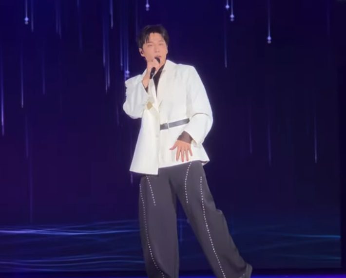 新北耶誕城演唱會／李東軒帶來深情金曲　其中〈糾結了〉致敬偶像周杰倫　渾厚嗓音征服台下歌迷