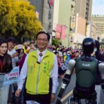 人形機器人現身、九把刀柯爸站台力挺　林世賢拚黨內初選-誓言用科技產業翻轉彰化縣經濟