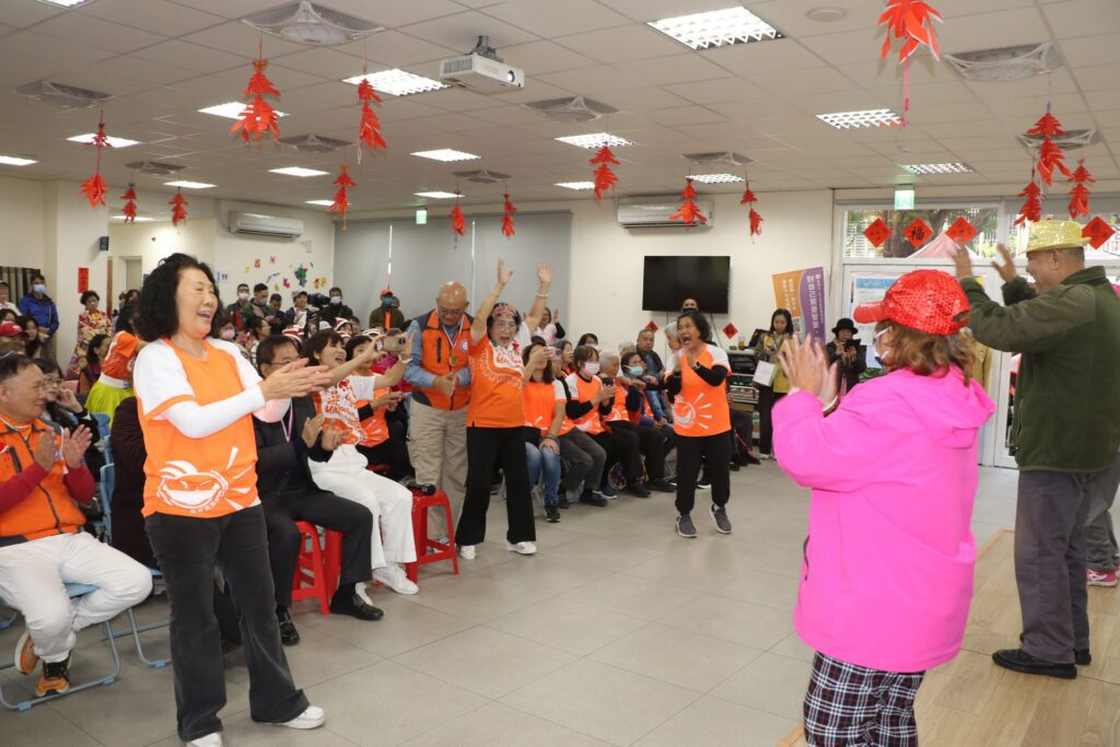 「愛笑力」延緩失智失能 新北市愛笑瑜珈協會「笑哈哈」發表成果