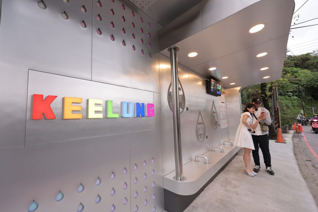 協力候車亭再+1 基隆在地企業設計特色浴室不銹鋼候車亭