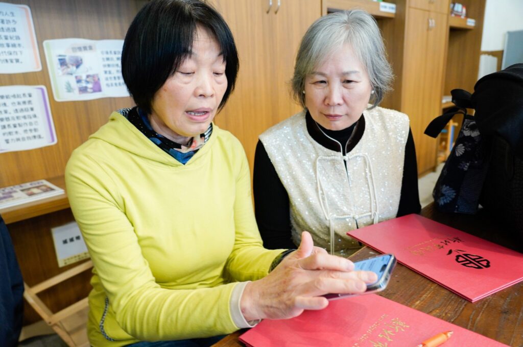 生活大小事離不開手機和app　新北培訓數位陪伴員　提升長輩數位能力