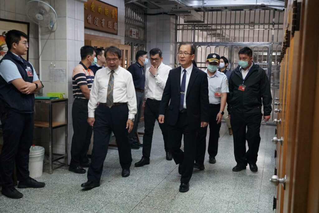 矯正署長訪視高二監,送上蘋果祝福平安!-高層訪視與基層心聲之間的距離?