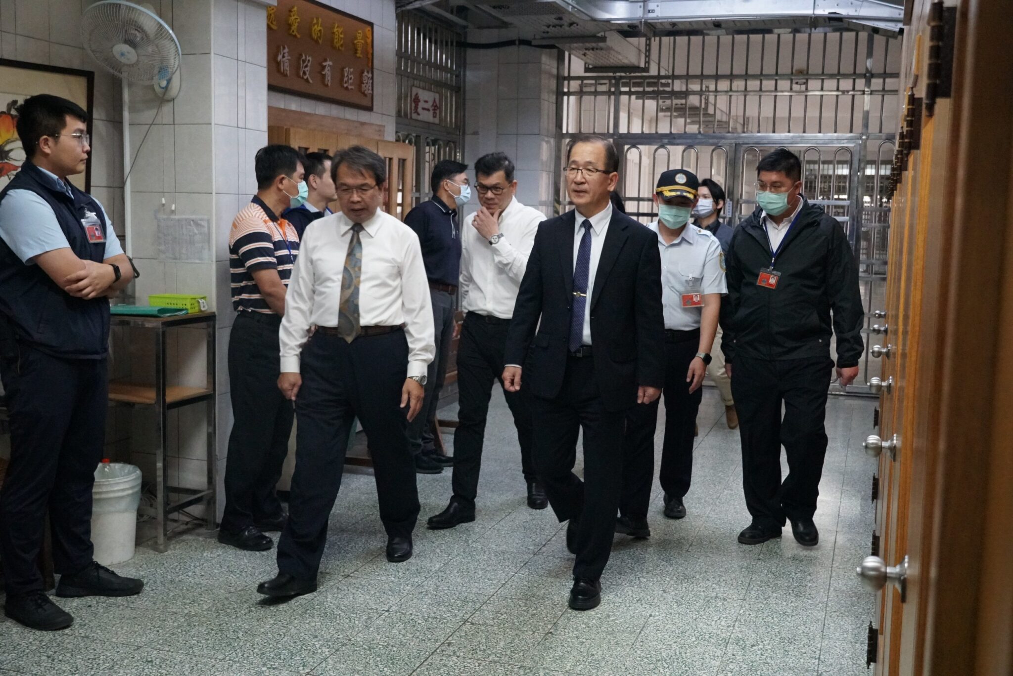 矯正署長訪視高二監，送上蘋果祝福平安！-高層訪視與基層心聲之間的距離？