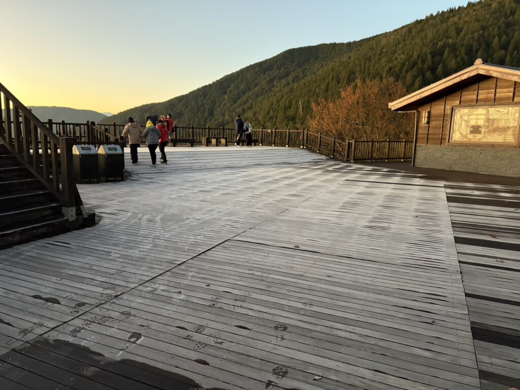 太平山氣溫4度山莊木棧台結霜 遊客雪白世界喜迎日出