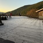 太平山氣溫4度山莊木棧台結霜 遊客雪白世界喜迎日出