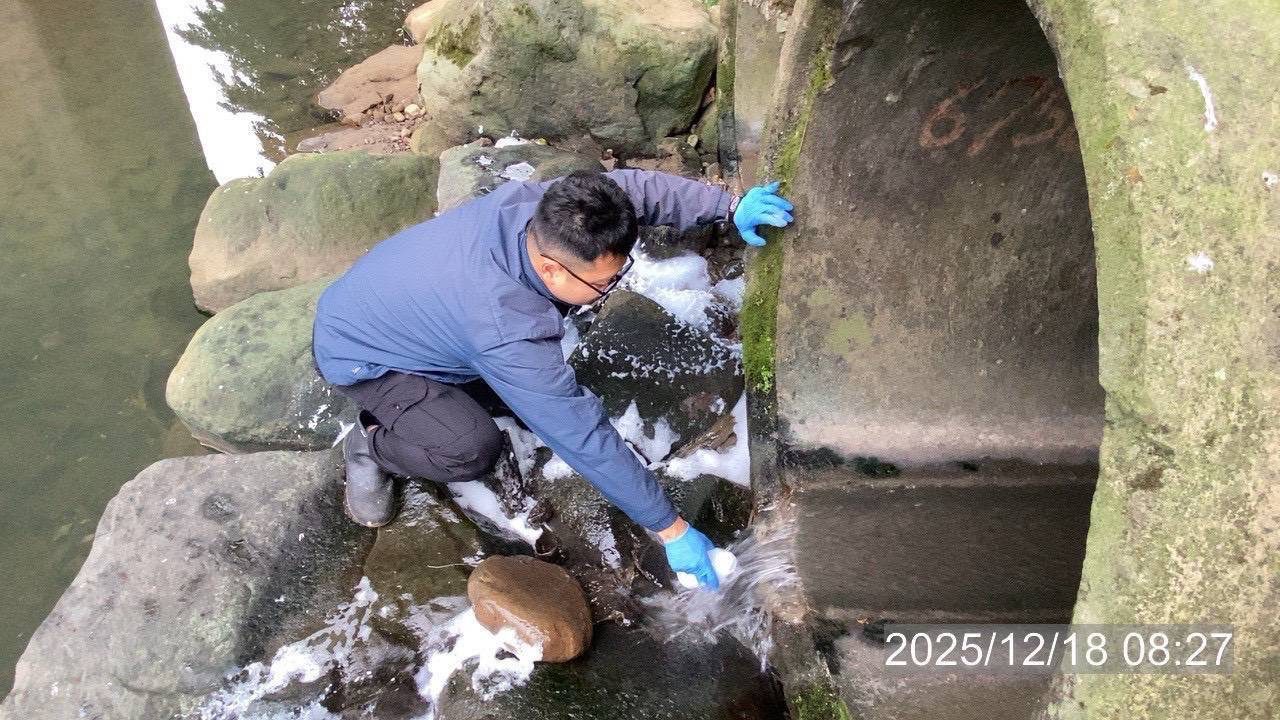 暖暖溪赫見白色泡沫　環保局急布攔油索避免污染物逸散