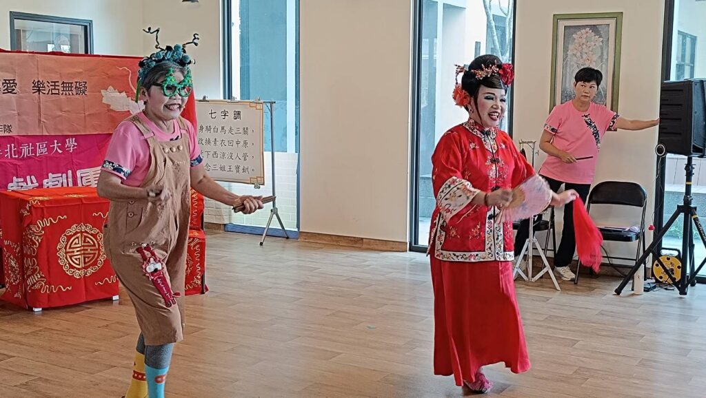 粉末登場!屏北社區大學歌仔戲劇團&快樂聯盟;以「歌仔戲」讓長輩樂開懷。