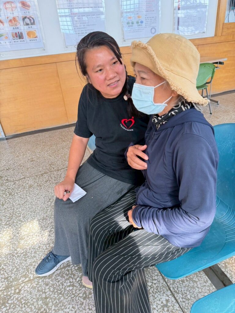 快樂聯盟;幫助藥癮者家屬前往監所探視 用陪伴~穩定高齡長輩的情緒