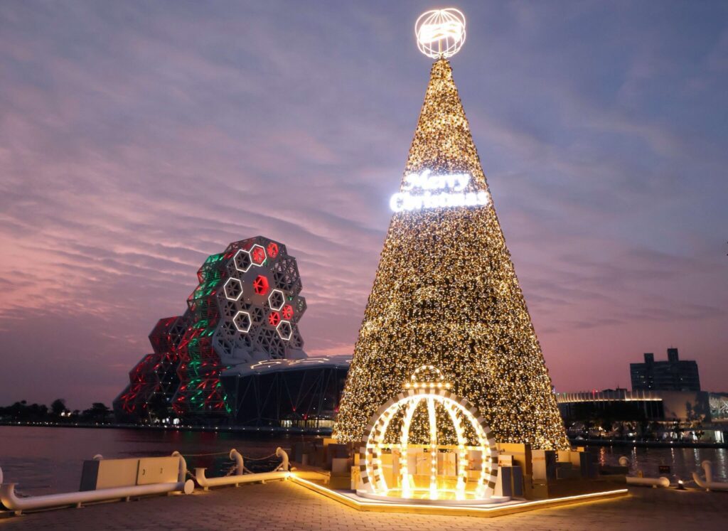 倒數進入2026- 高雄四大百貨、五星飯店加碼應援 高流聖誕地標「金勾tree」- 一張聖誕樹合照玩遍高雄享優惠 -12月24、25日高流「聖誕趴」驚喜預告雪花泡泡秀