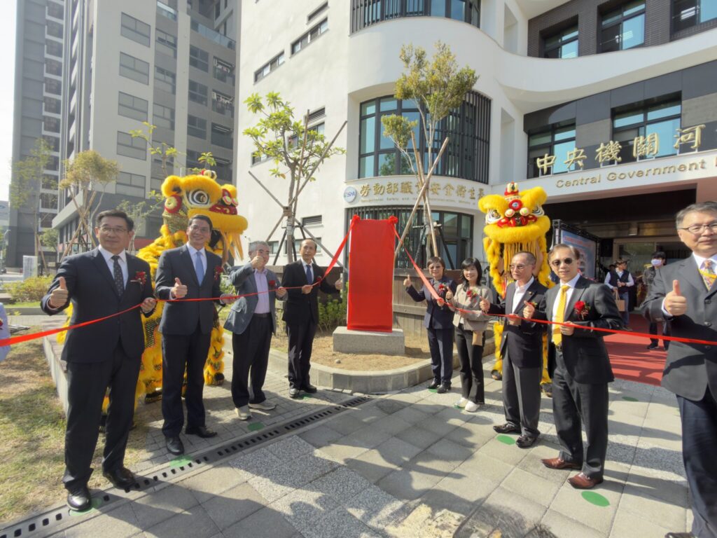 財政部高雄國稅局與勞動部職業安全衛生署合署-　新建辦公廳舍「中央機關河堤辦公大樓」-　今日隆重舉辦落成啟用典禮