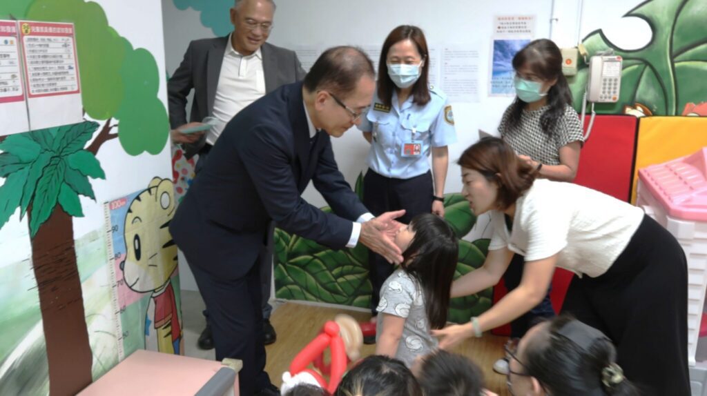 聖誕前夕的一份溫柔：矯正署長走進高女監，關懷同仁也牽掛「孩子的明天」