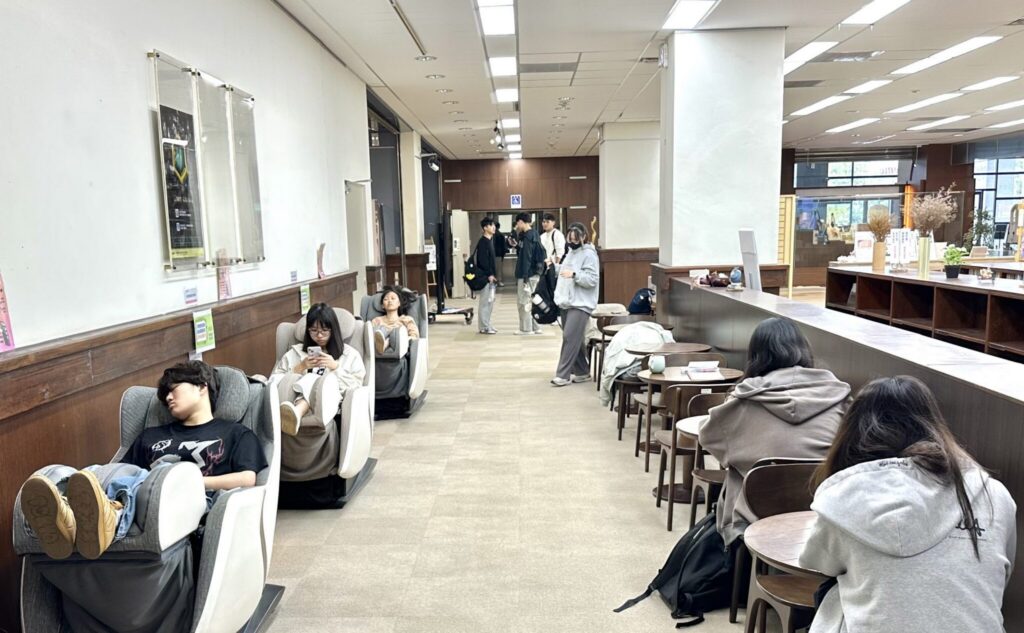 從大學生到長者都淪陷！暨大圖書館「按摩椅」　圈粉無數