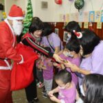新北自閉症潛能中心聖誕星宴趴　看見聖誕老公公星兒興奮迎接