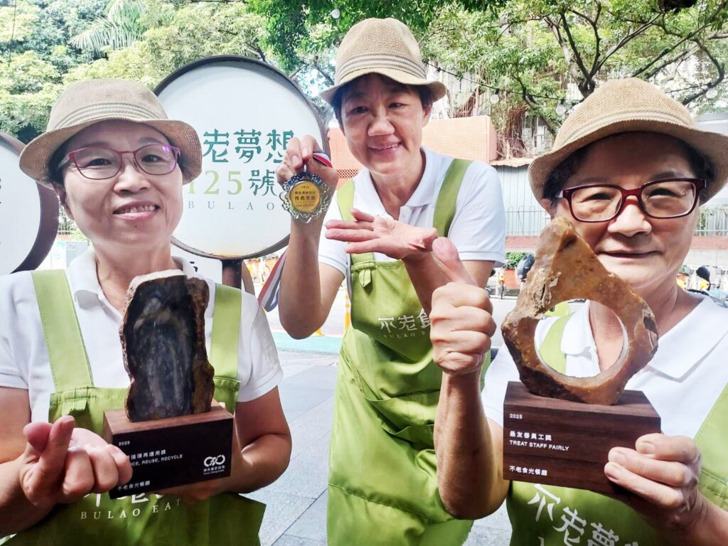 中市社會局ot不老食光125號餐廳　獲綠色餐飲指南、fmg二星雙獎肯定