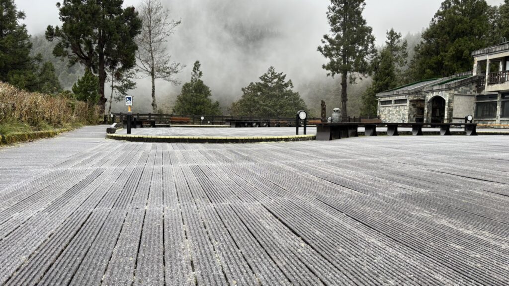 冷氣團發威太平山降冰霰　遊客熱血沸騰