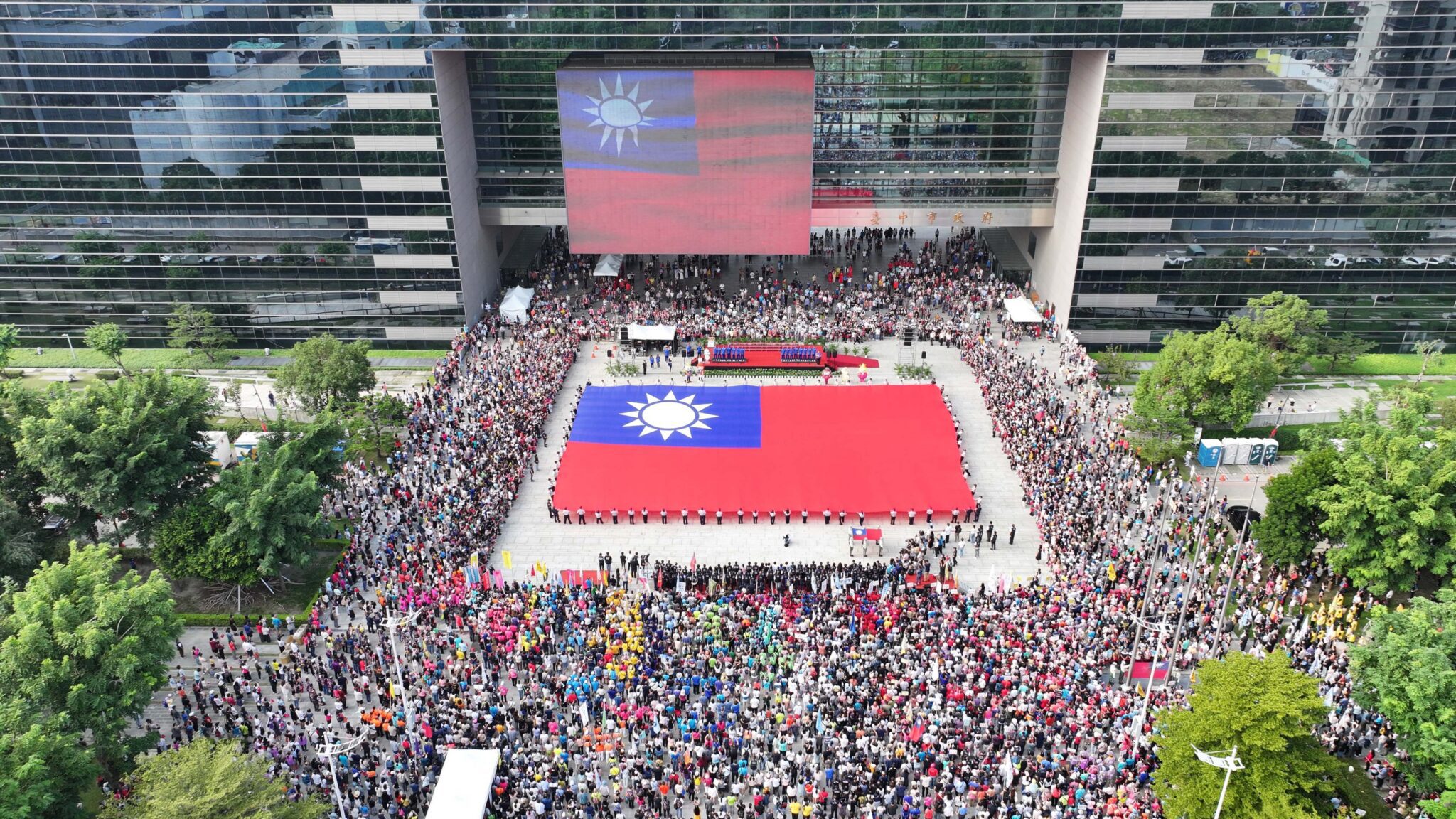 hi8全城開趴迎新年！　-台中115年元旦升旗　幸運「8」凝聚城市力量