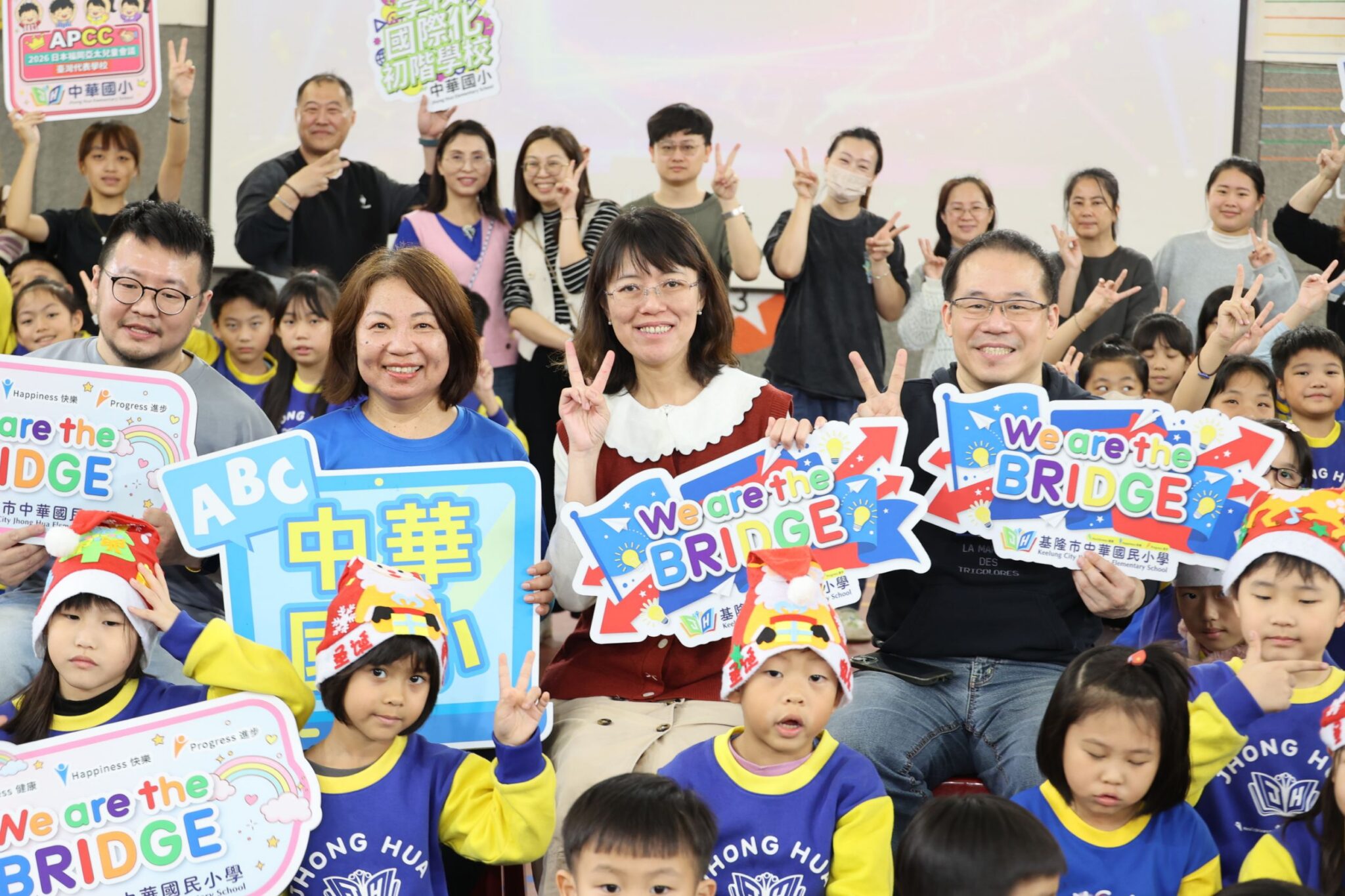 戶外大角落　基隆中華國小雙語聖誕　傳遞希望與祝福！