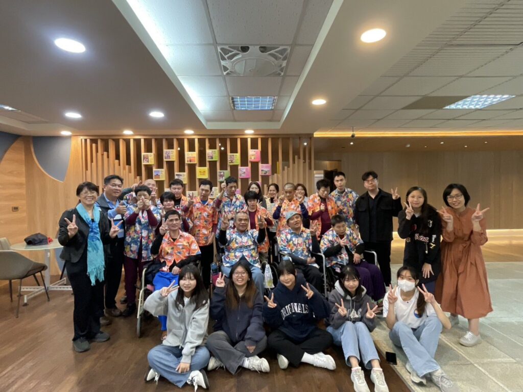 把尊嚴與溫暖畫在一起:屏科大社工系「精迦就歡喜.藝起來繪情」藝術展開幕