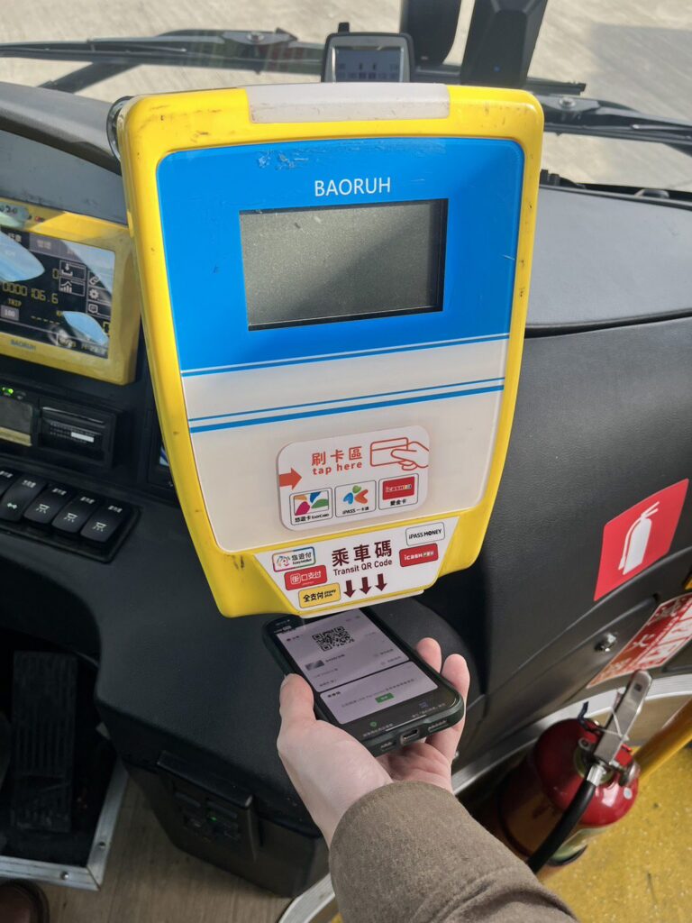 手機一掃就能搭　新北市公共運輸再升級　捷運、市區公車明年1/3同步開放乘車qr-code)