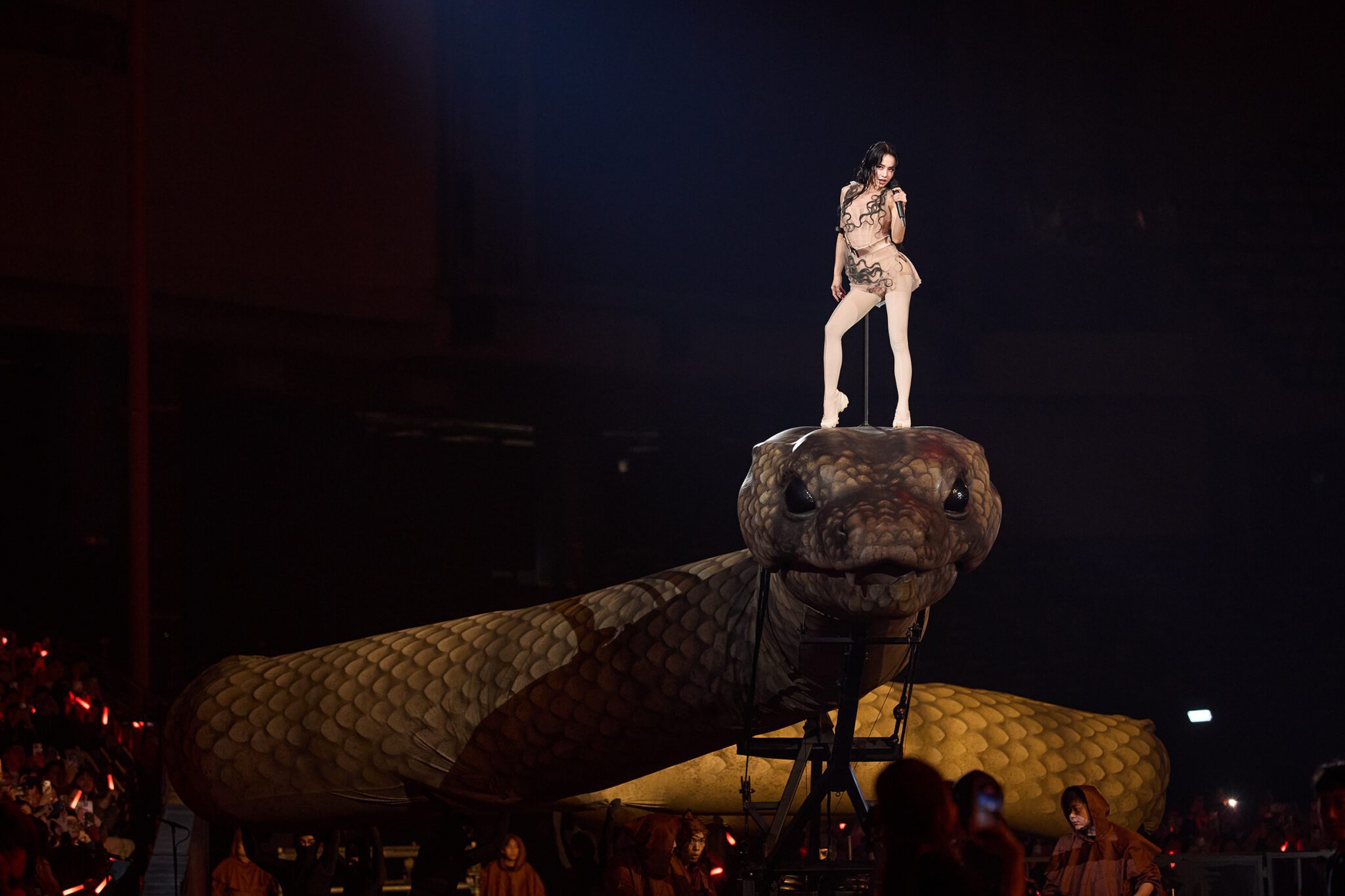 jolin召喚「慾望巨蟒」繞場巡禮-親自構思「愉悅宇宙」五大章節演唱會寓言故事