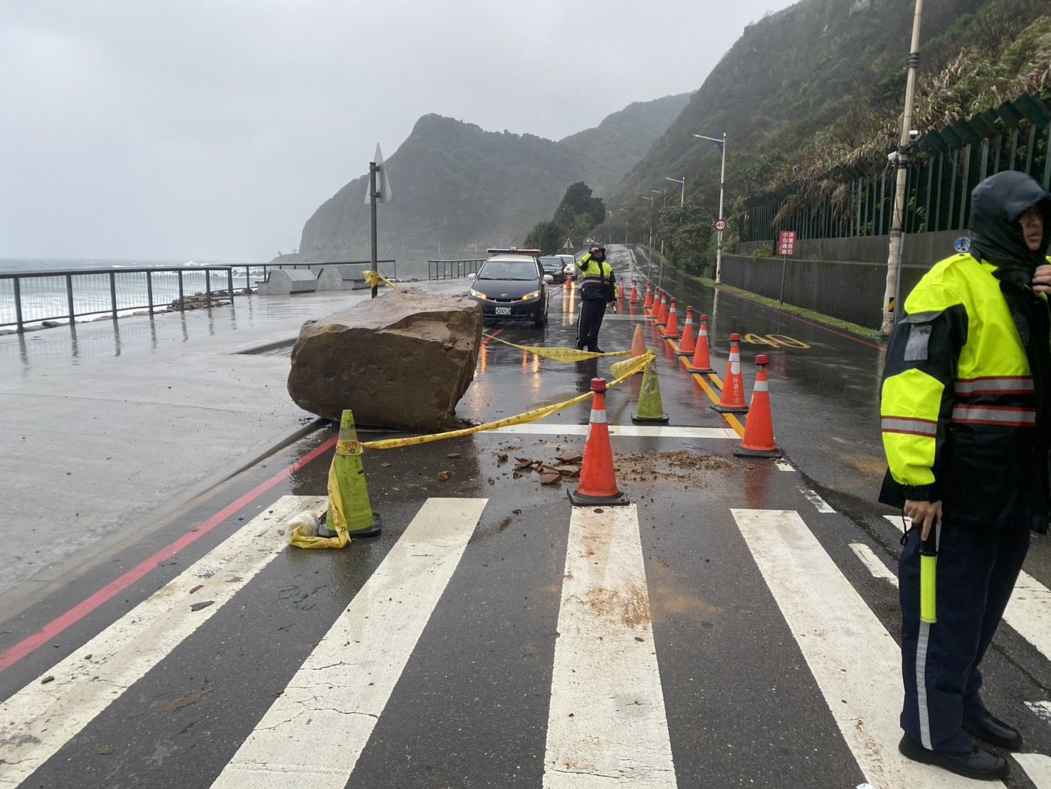 基隆外木山濱海大道落石　５噸巨石如汽車大　所幸無人受傷