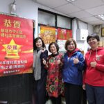 基隆新建社區榮獲社區金點獎　邱佩琳張貼紅榜祝賀