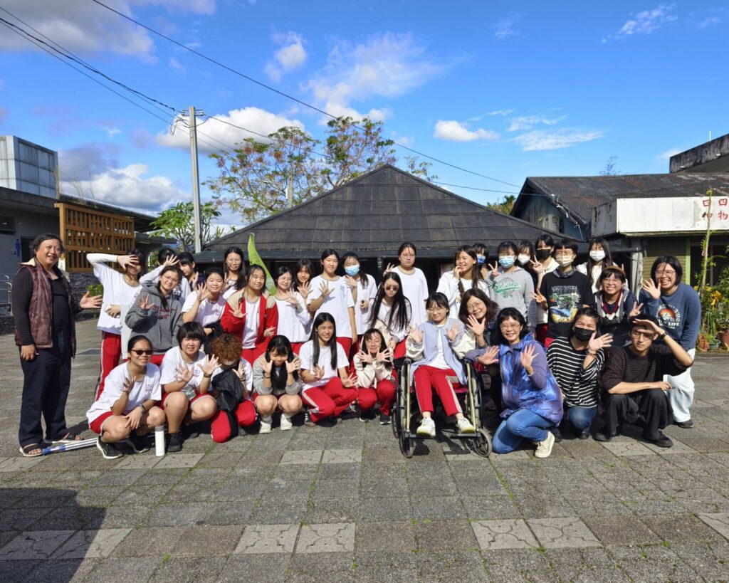 「愛的循環・逆風同行-五味屋元旦特賣會」-邀請受災鄉親散心尋寶免費-由花女學生服務學習完成準備工作